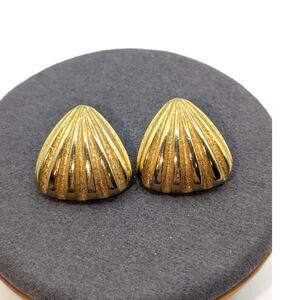 Vintage Gold Tone Textured & Polished Shell/Fan Shaped Clip On Earrings